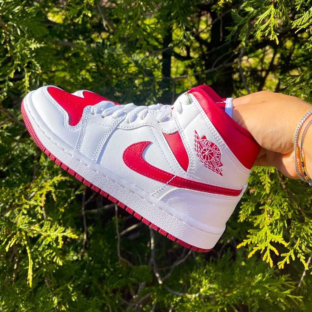 AIR JORDAN 1 MID ‘REVERSE CHICAGO’. BRAND NEW, UNWORN. SZ 9.5 W. SAME DA…